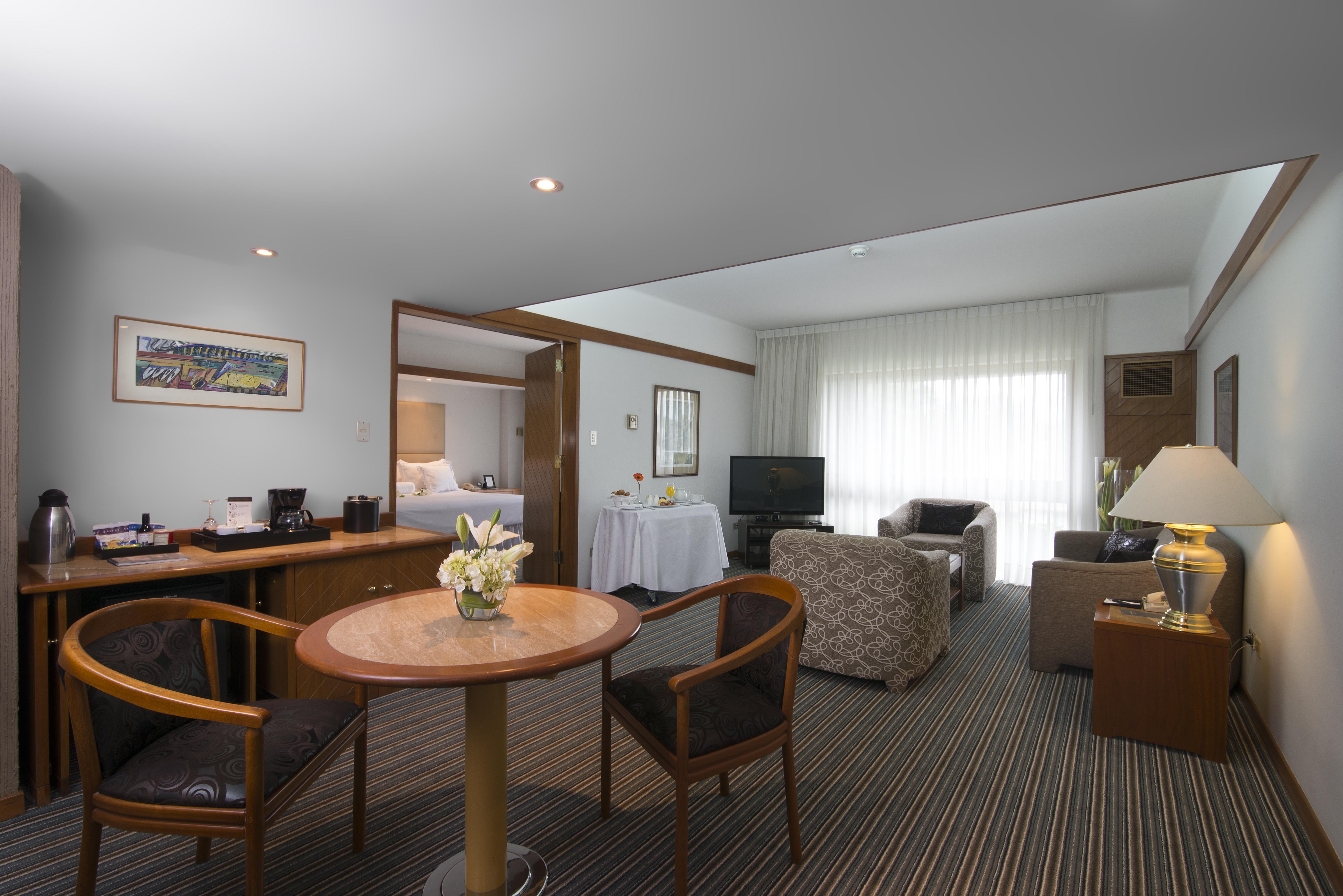 Sonesta Hotel El Olivar Lima Ngoại thất bức ảnh A suite at the hotel