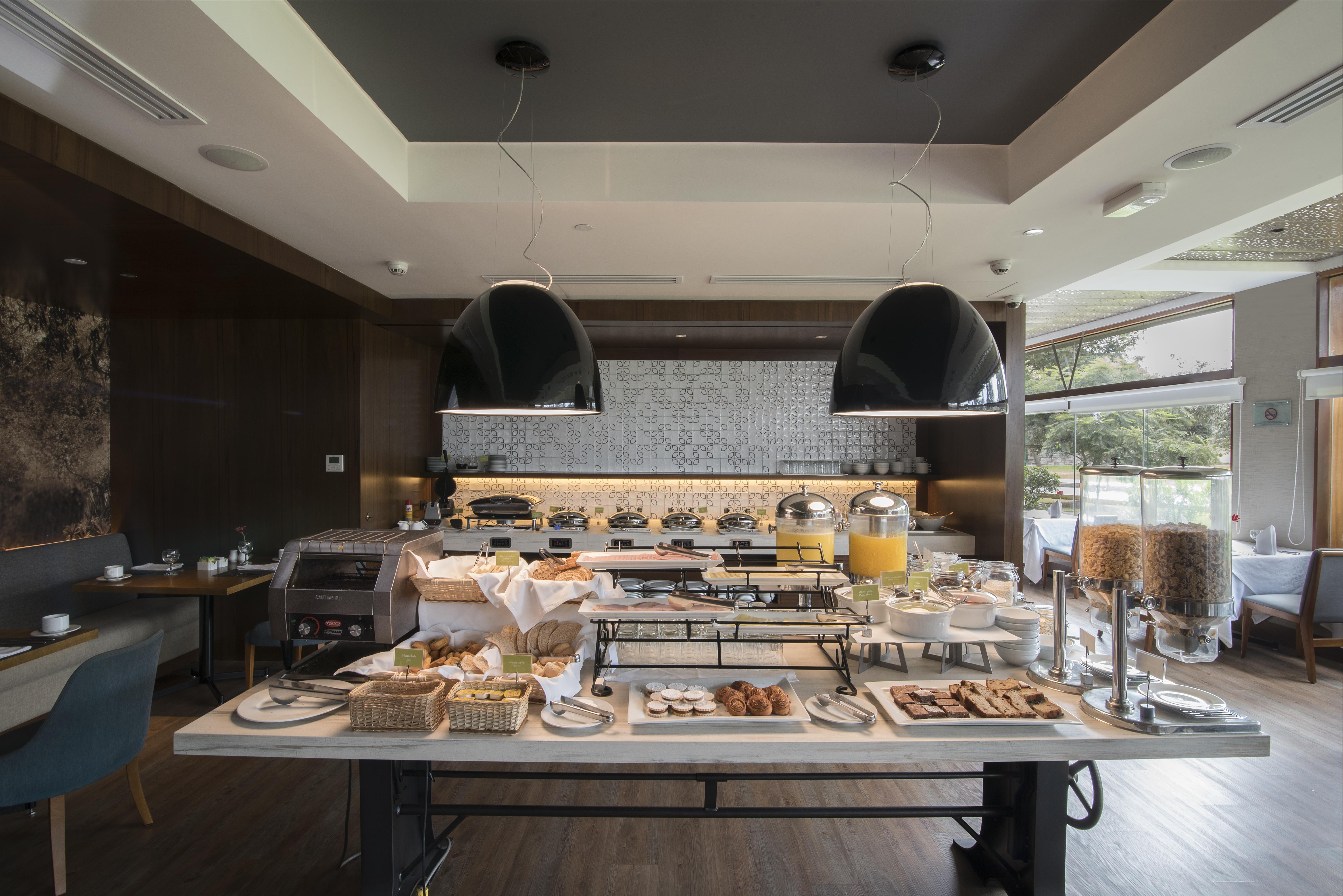 Sonesta Hotel El Olivar Lima Ngoại thất bức ảnh The buffet at the restaurant