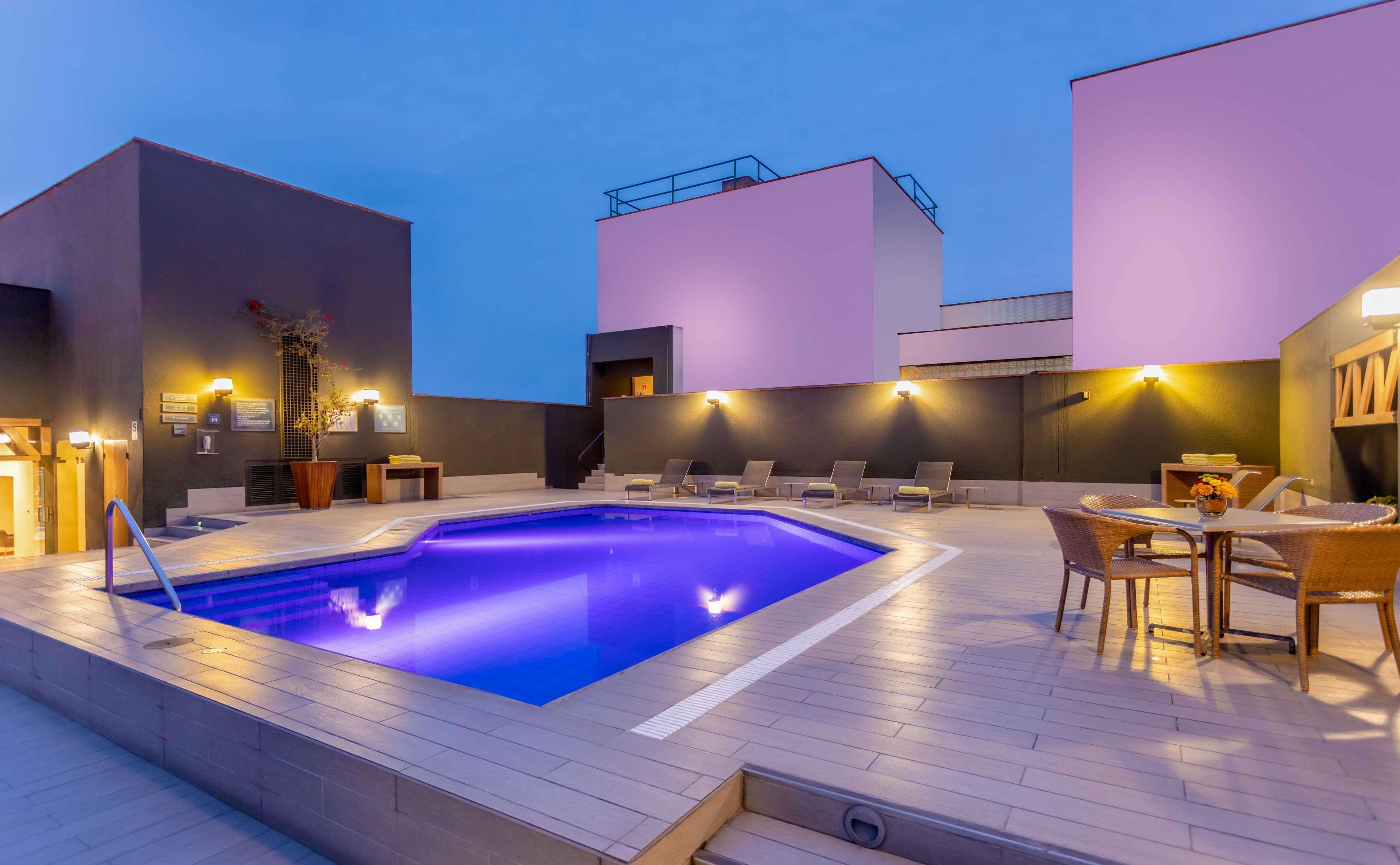 Sonesta Hotel El Olivar Lima Ngoại thất bức ảnh Rooftop pool at the hotel